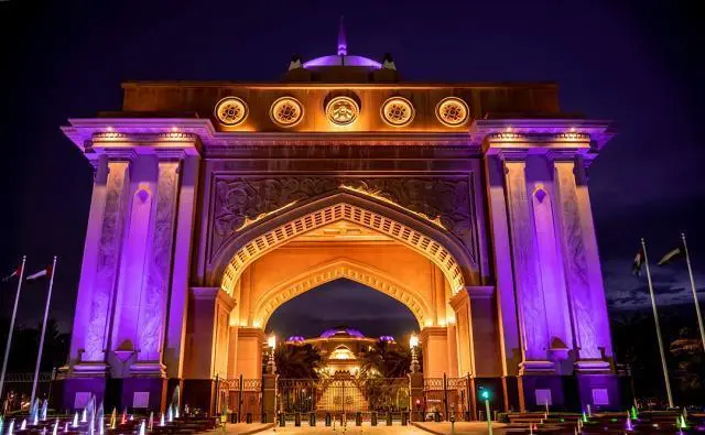 阿聯(lián)酋阿布扎比皇宮酒店設(shè)計(jì)極其豪華，耗資30億美元