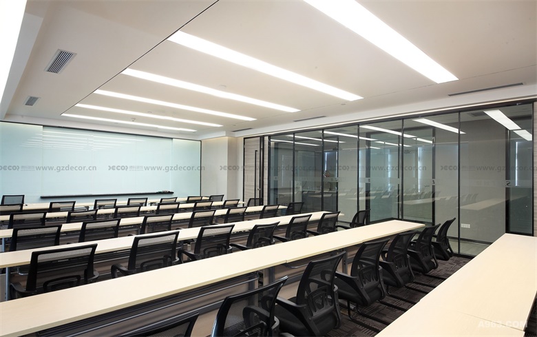 辦公室裝飾公司是否提供辦公室的工作站和辦公桌的配置方案？